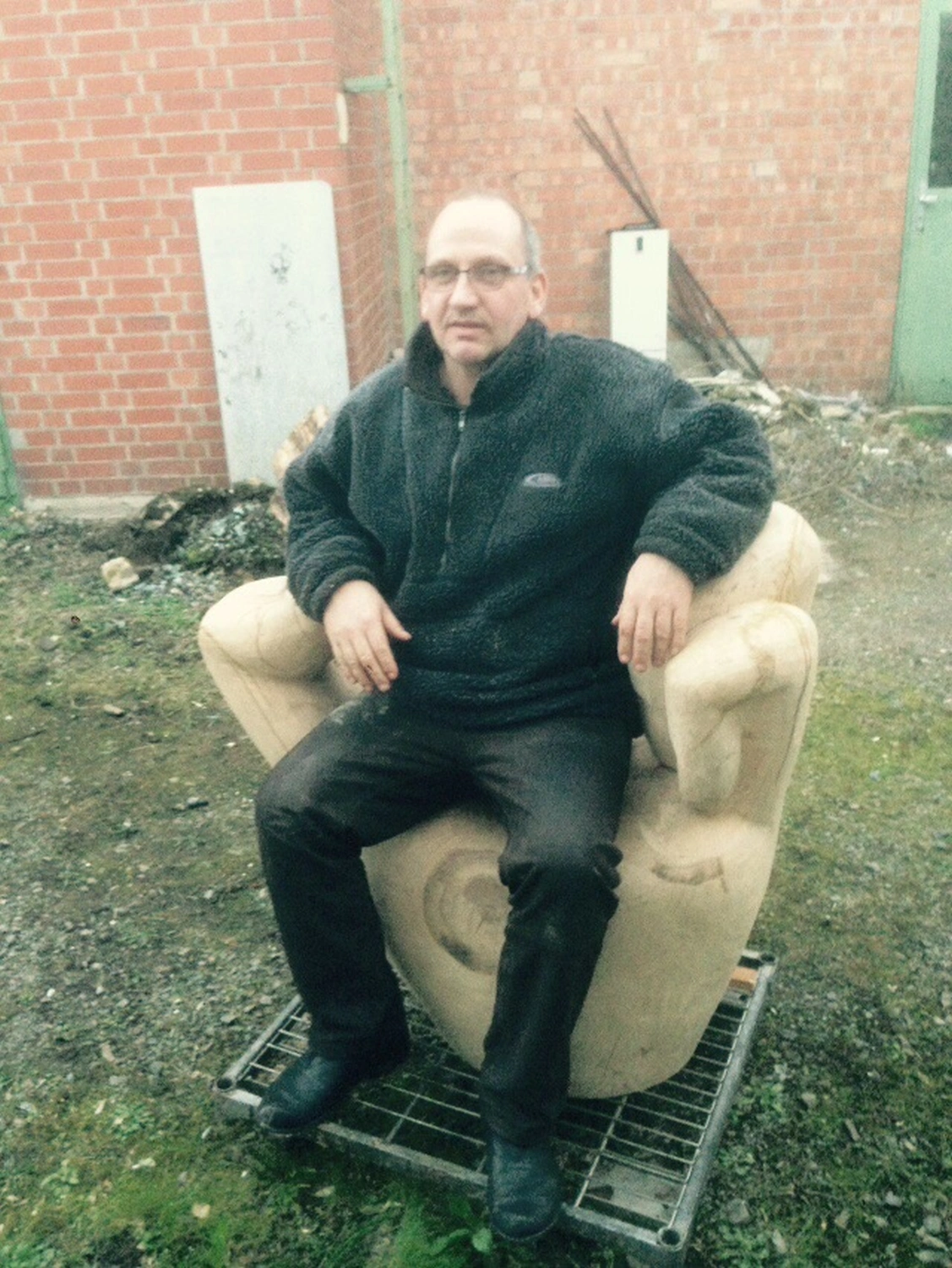 Frank Oberste-Lehn sitzt auf einem handgefertigten Handstuhl aus Holz