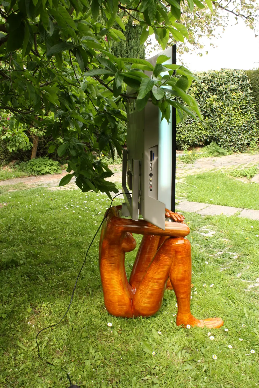 Handgefertigter TV-Ständer aus Holz von Frank Oberste-Lehn