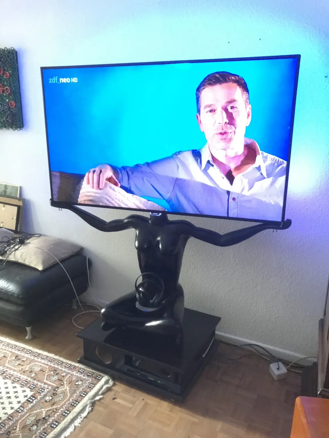 Handgefertigter TV-Ständer aus Holz von Frank Oberste-Lehn