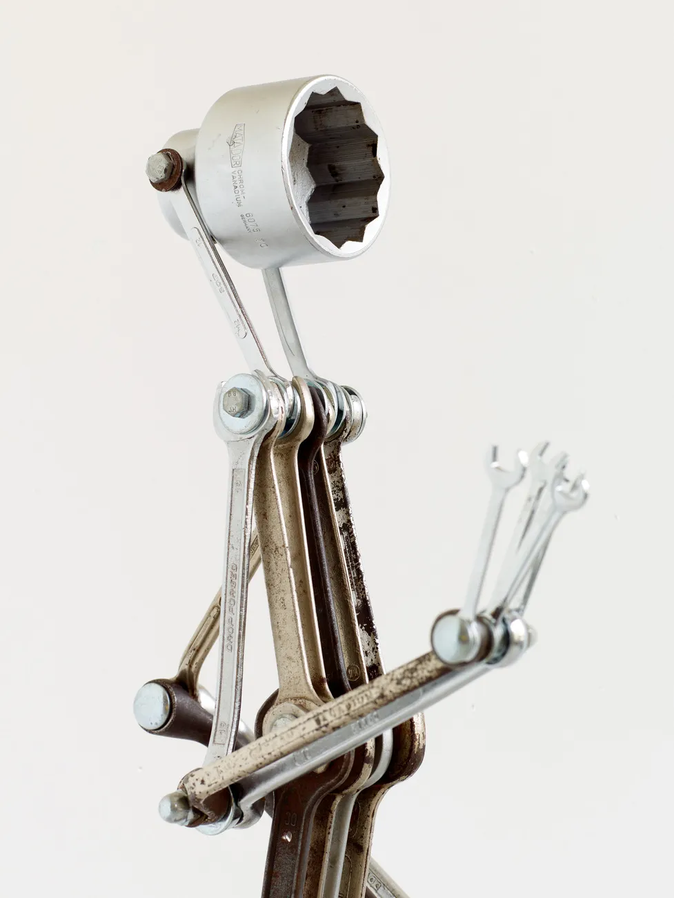 Figur / Lampen aus Schraubenschlüsseln von Frank Oberste-Lehn