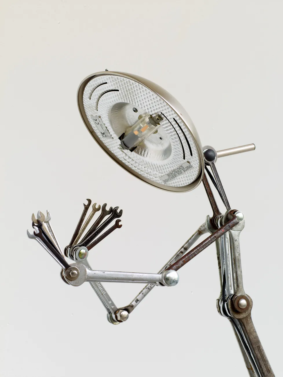 Figur / Lampen aus Schraubenschlüsseln von Frank Oberste-Lehn