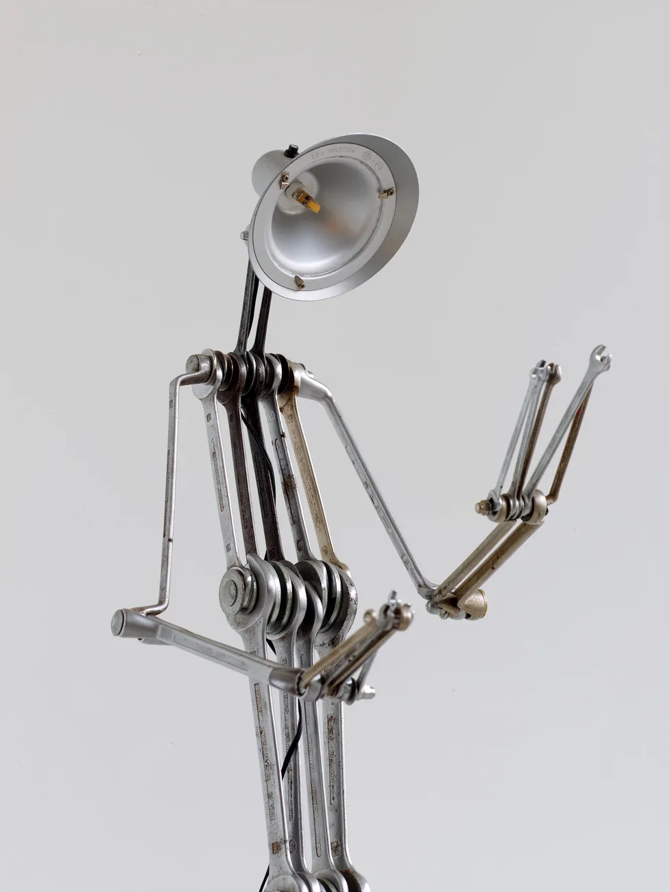 Figur / Lampen aus Schraubenschlüsseln von Frank Oberste-Lehn
